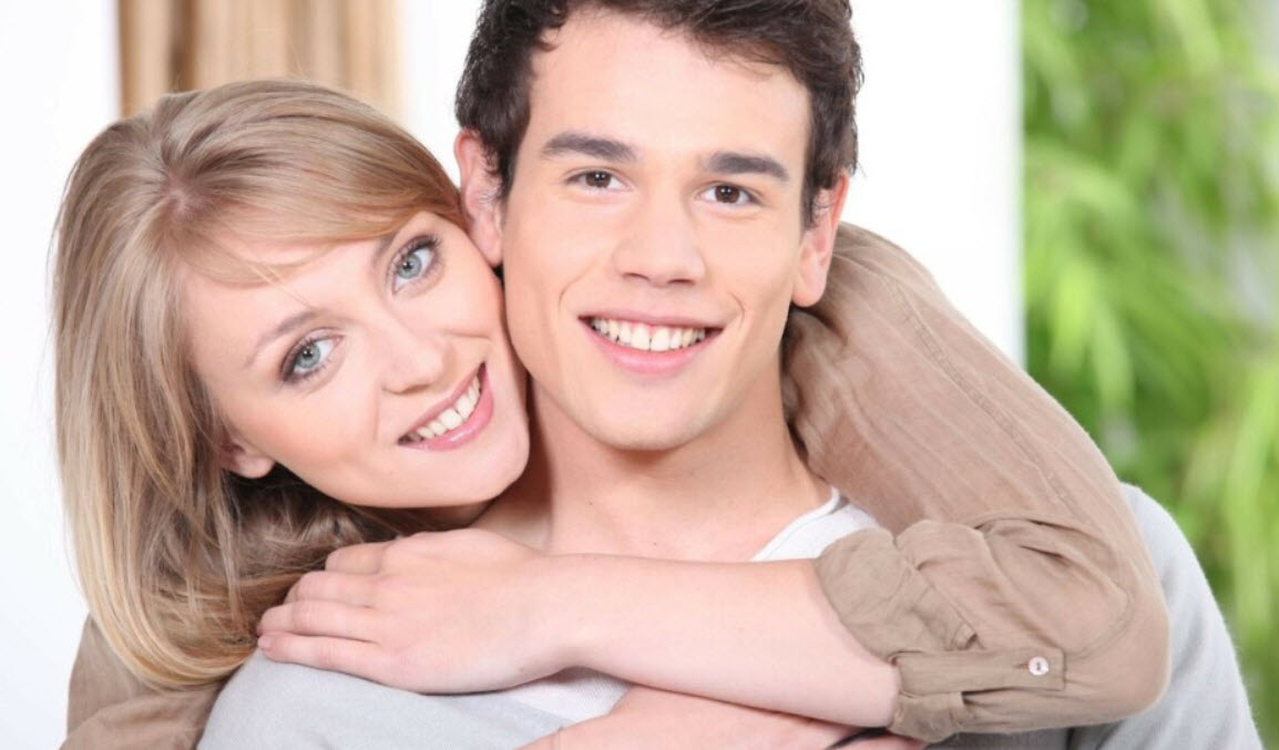 Pareja sonriente abrazada, guía para conocer maduras en tu zona sin pagar